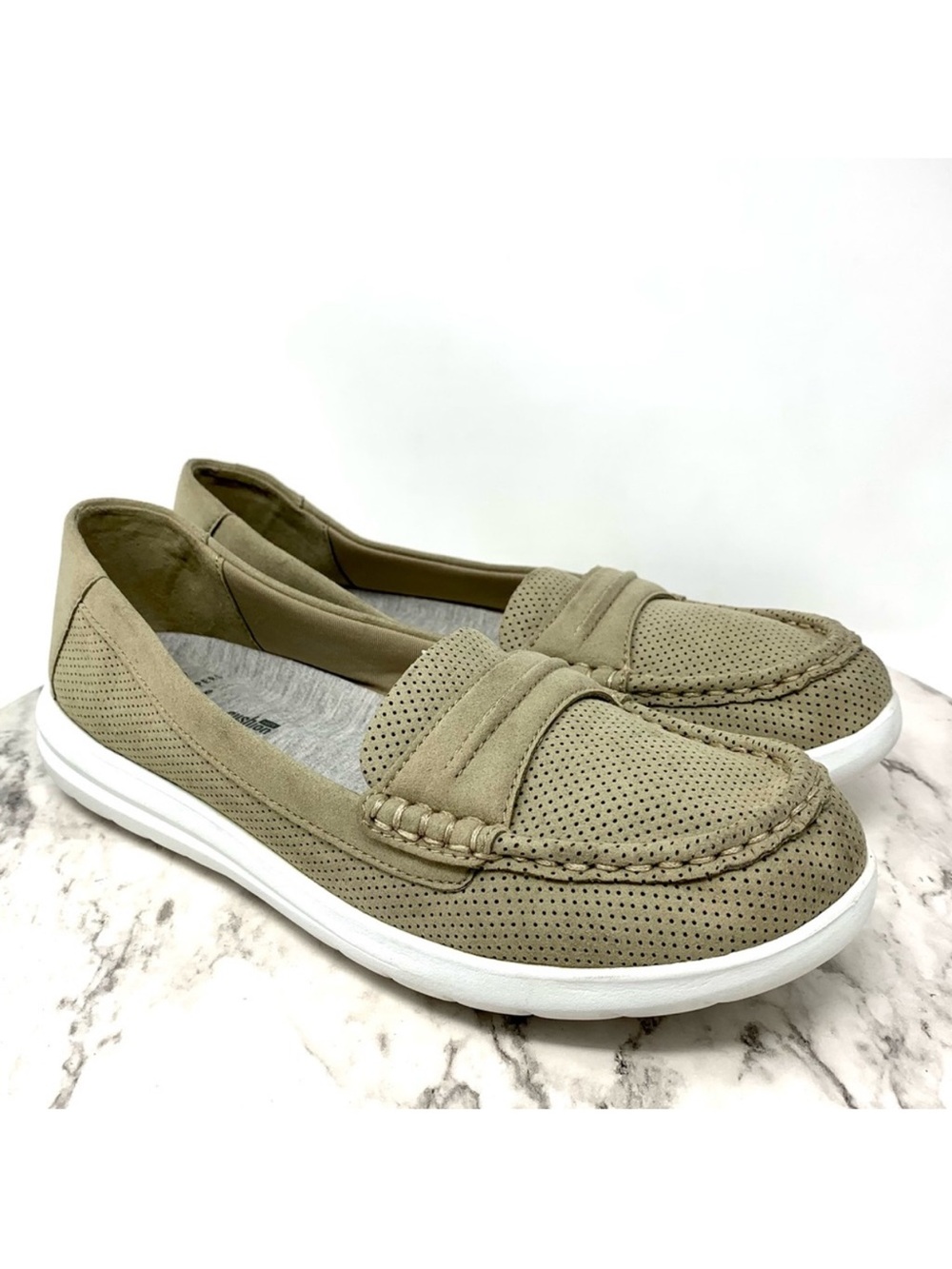 Clarks Cloudsteppers Perforated Casual Comfort Loafer 8 Sporty Preppy Blokecore